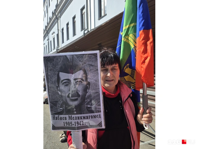 На фото&nbsp;— внучка Меликмагомеда Набиева. Сам он похоронен в братской могиле в Волгоградской области | Источник: Дарья Елисейчева / 116.RU