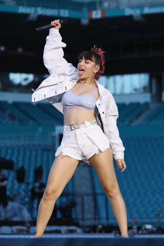 Эволюция стиля Чарли XCX: от Tumblr-гранжа до кинодивы Эволюция стиля Чарли XCX: от Tumblr-гранжа до кинодивы