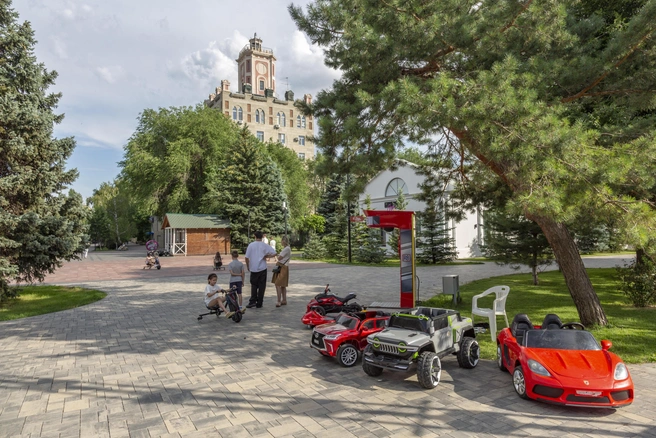Светский городской сад приобретает религиозный колорит | Источник: Константин Завриков / V1.RU