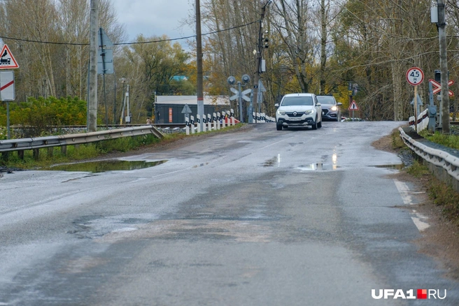 Лужи оставляют на асфальте разные оттенки | Источник: Булат Салихов / UFA1.RU