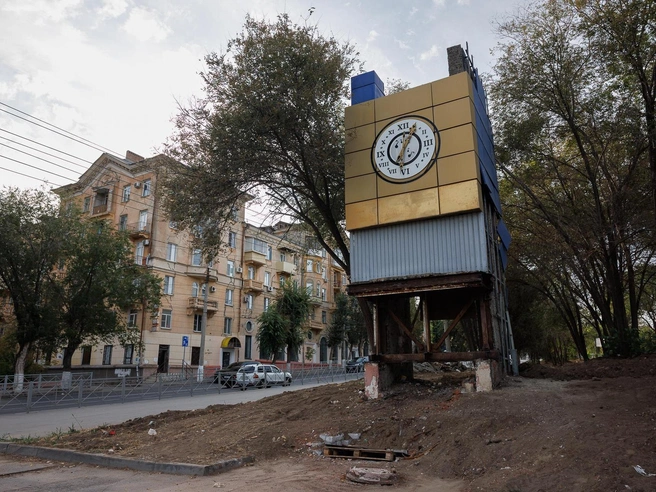 Советскую стелу с серпом и молотом оставили и планируют восстановить | Источник: Алексей Волхонский / V1.RU