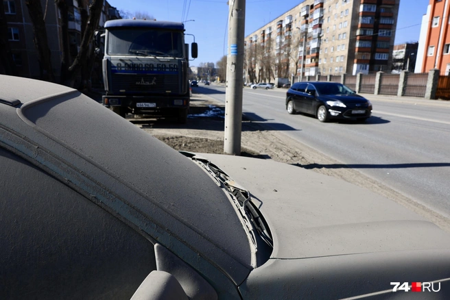 Оставлять машины вдоль дорог&nbsp;— не лучшее решение. Попробуй потом отмой такой толстый слой пыли! | Источник: Михаил Шилкин