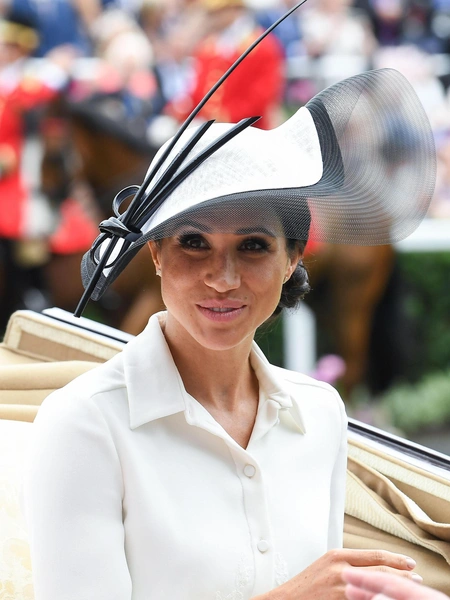 2018Меган на скачках Royal Askot — главном событии в светской жизни Великобритании. На ней головной убор Philip Treacy.