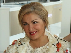 Анна Нетребко удивила новым имиджем