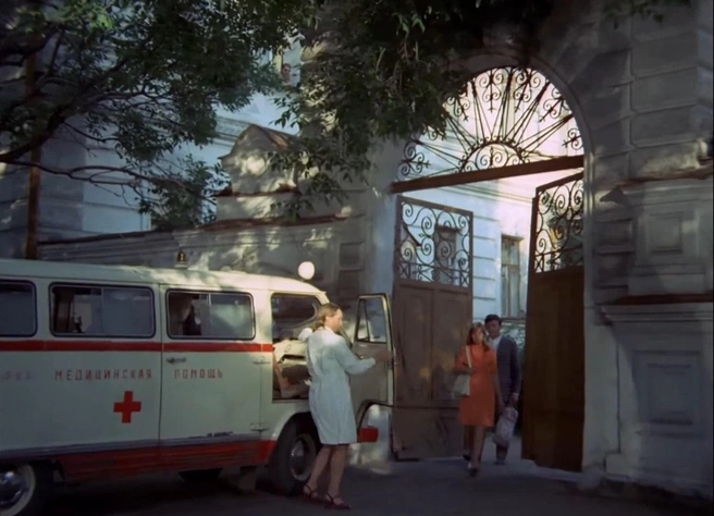 А это место работы Кати. В здании 17/1 на Волжской набережной находится Музей истории Ярославля | Источник: кадр из фильма «Афоня» (12+), реж. Георгий Данелия, киностудия «Мосфильм», 1975 год