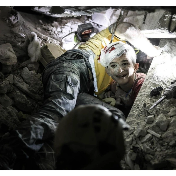 Победитель в тематической номинации «Сила». На фото запечатлен 14-летний сирийский подросток, спасенный из-под завалов членами организации «Белые каски» после авиаудара | Источник: Hashem Dardowra / HIPA 2025