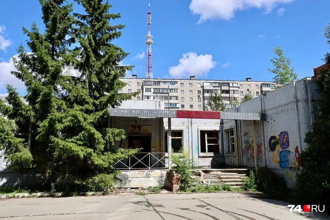 Слоган на входе давно выгорел (что там было написано — смотри на фото ниже) | Источник: Михаил Шилкин