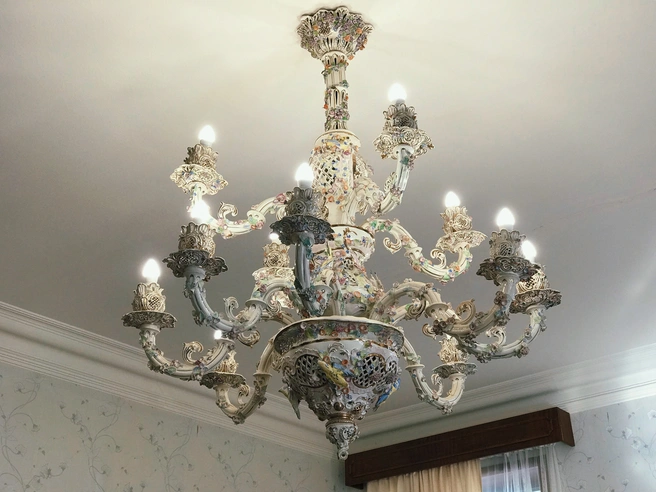 Люстру из дрезденского фарфора делали на заказ | Источник: mussera-gosdacha.ru