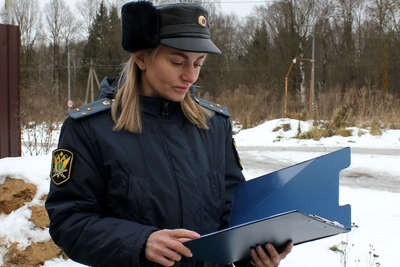 Смолянку принудили снять камеры с фасада жилого дома