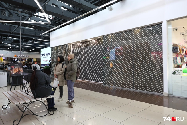 Теперь о бывшем магазине напоминают лишь остатки оранжевых витрин, которые скоро вывезут | Источник: Наталья Лапцевич