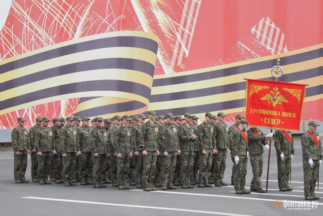 Военнослужащие группировки «Север» во время репетиции парада на Дворцовой площади | Источник: Михаил Огнев / «Фонтанка.ру»