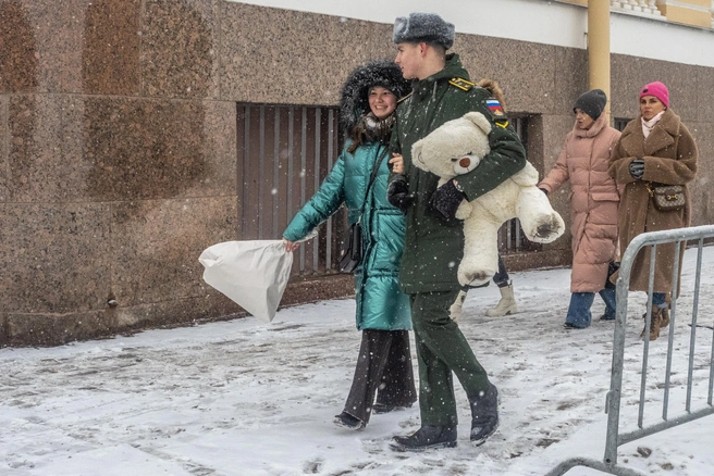 Сегодня «постоим-поговорим», а завтра — «тарелочник». Сколько на самом деле стоит свидание в России | Источник: Михаил Огнев / «Фонтанка.ру»