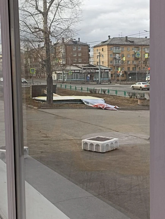 В Братске ветром свалило баннерную конструкцию | Источник: подписчица Яна