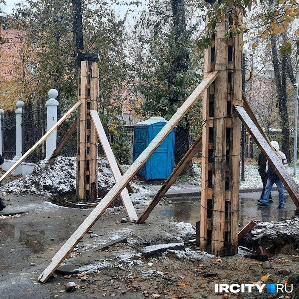 1 октября вместо главной входной группы была эта конструкция | Источник: Виктор Лучкин / «ИрСити»