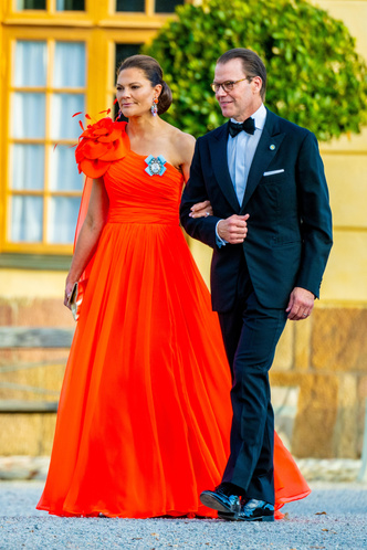 Парад настоящих принцесс: самые роскошные наряды шведских королевских особ на золотом юбилее короля Карла XVI