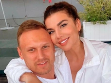 Лежит под капельницей и с трудом дышит: Анна Седокова попала в больницу после суицида Яниса Тиммы
