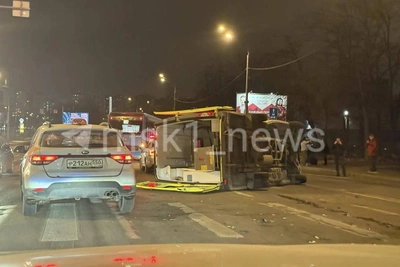 Карета скорой перевернулась после удара легковушки