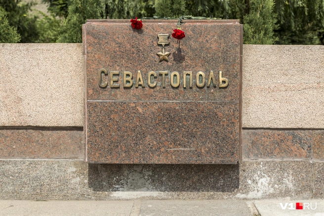 Такими были (слева) тумбы с землей городов-героев, а такими (справа) они должны стать | Источник: Константин Завриков / V1.RU