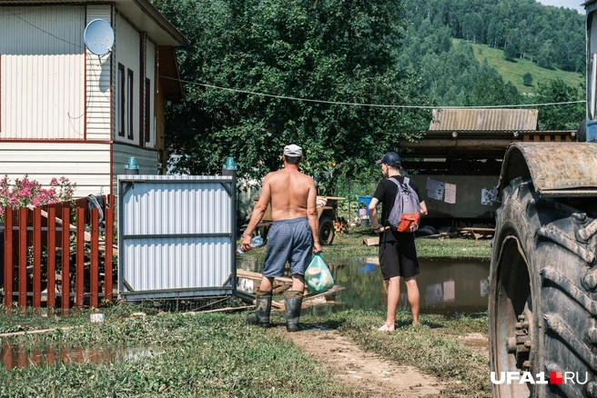 Здесь у него уже пакет гуманитарки | Источник: Булат Салихов / UFA1.RU