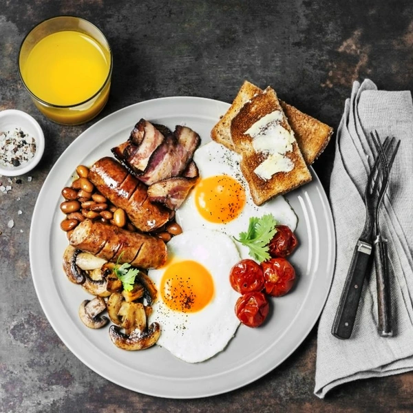 Традиционный английский завтракТрадиционный завтрак в Соединенном Королевстве — крайне сытный прием пищи, которого может хватить и на весь день.Полный рецепт традиционного английского завтрака читайте по ссылке.