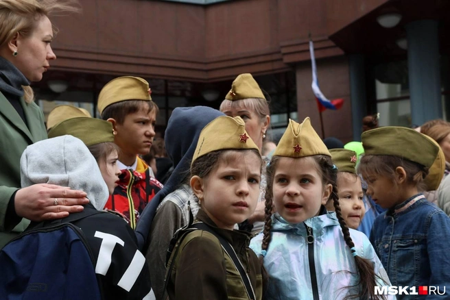 Взяли посмотреть на шествие и детей | Источник: Артем Устюжанин / MSK1.RU
