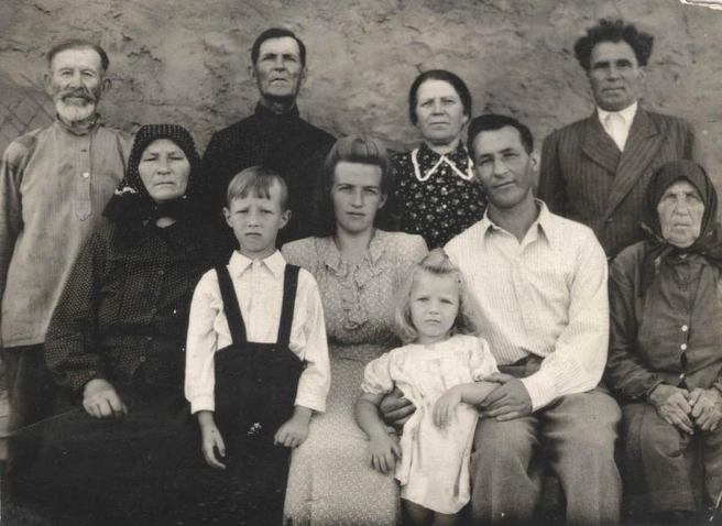 Михаил Быковский (в первом ряду справа) с семьей | Источник: семейный архив Михаила Быковского