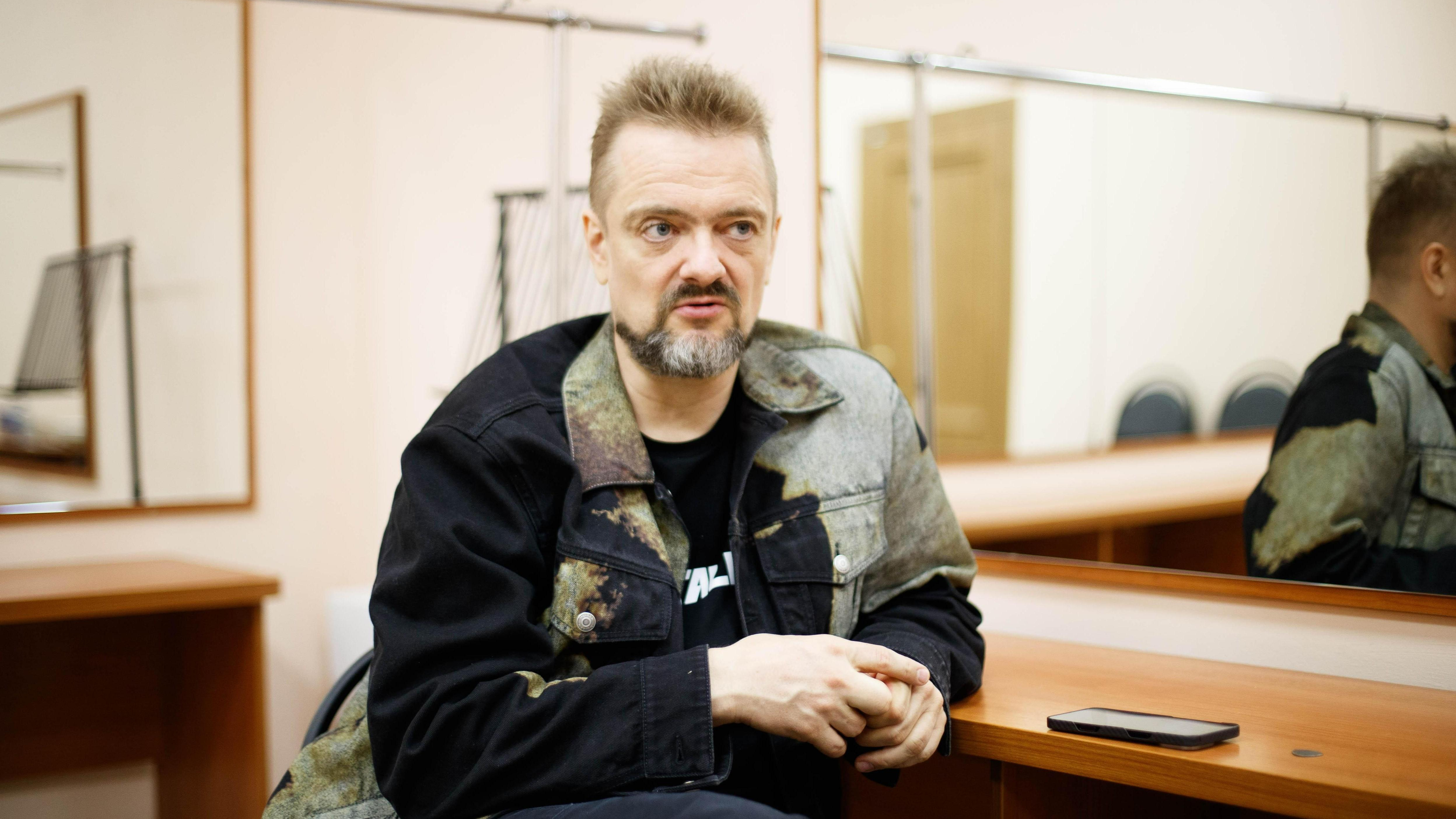 «Я вообще не думал, что доживу до 50»: Александр Пушной — о взрывах на съемках и музыке вне времени
