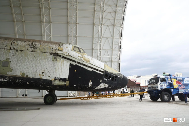 Космический корабль весит 56 тонн, а грузовик — 8,9 | Источник: Владислав Лоншаков / E1.RU