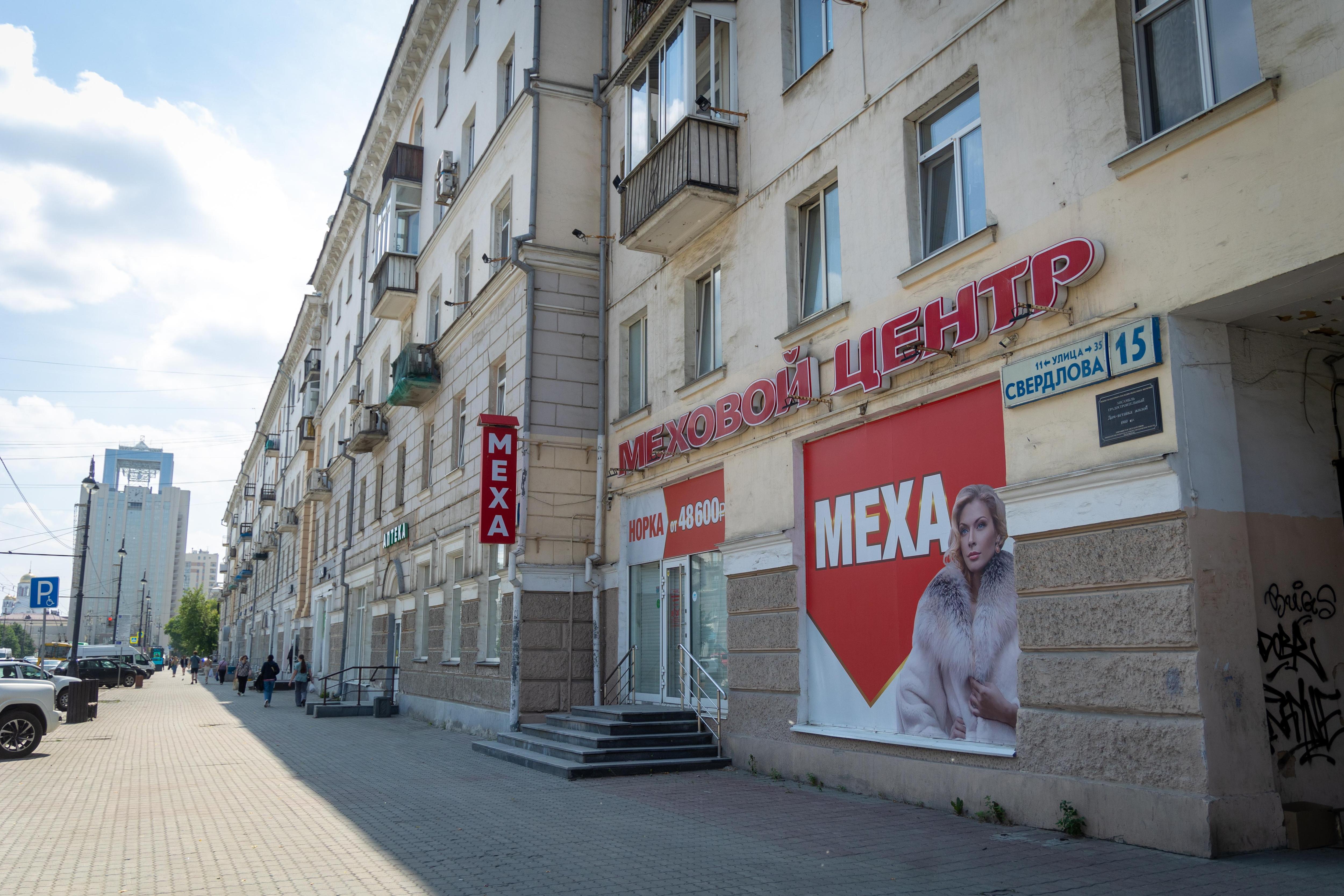 Слева&nbsp;— фото 2022 года, хотя ровно так же магазин выглядел вплоть до недавнего времени, справа&nbsp;— совсем свежий кадр | Источник: Владислав Лоншаков / E1.RU