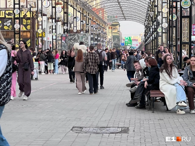 В теплую погоду на Вайнера стекаются толпы, и не всегда они ведут себя адекватно | Источник: Анна Макушина / E1.RU
