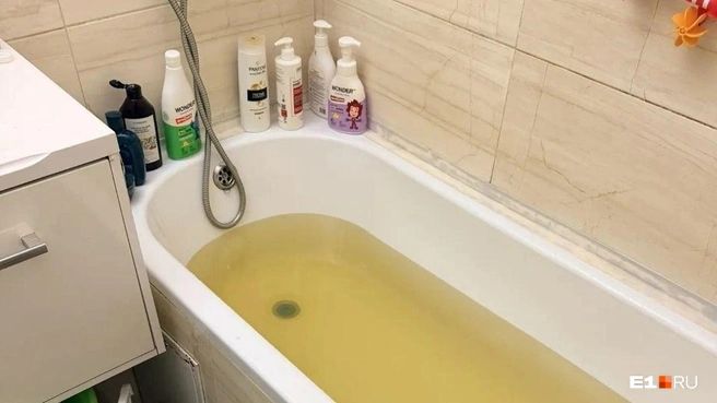 По всему городу из кранов бежит жёлтая вода | Источник: читательница E1.RU