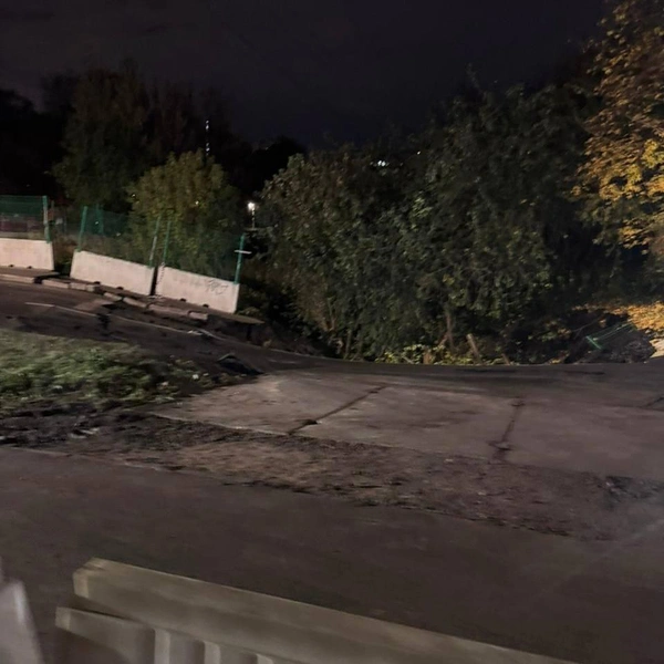 Выглядит жутко. Появились фото провала грунта в Выборгском районе Петербурга | Источник: Прокуратура г. Санкт-Петербурга