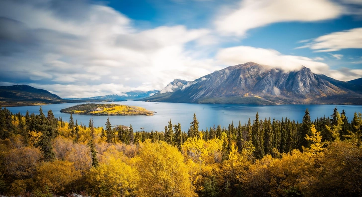 Инфографика: топ-30 стран по количеству озер | Источник: JirkaVo/Shutterstock/Fotodom.ru
