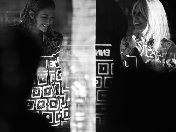 Совершенные формы: Дженнифер Лопес и Кендалл Дженнер в кампании Versace