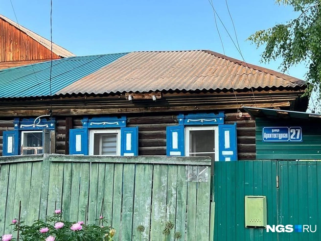 Сине-белые наличники можно считать стандартными. В доме на Архитектурной собственники заменили старые деревянные окна на пластиковые, но оставили пример деревянного зодчества | Источник: Настасья Медведева / NGS.RU