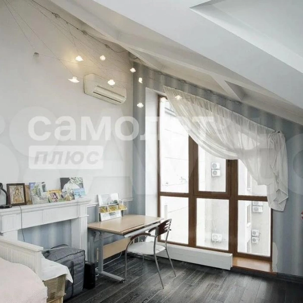 Во всех комнатах мансардный потолок | Источник: avito.ru