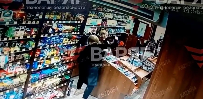 Продавцу удавалось уходить от ударов покупательницы | Источник: «ВАРЯГ технологии безопасности» / Vk.com