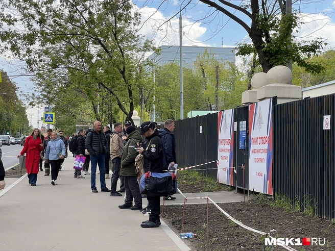 Обстановка у единого пункта отбора на контрактную службу | Источник: Елена Халматова / MSK1.RU