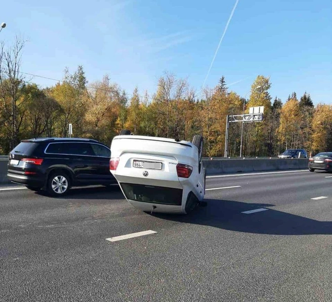 «Фольксваген» на Московском шоссе перевернулся в одиночку (видео, фото) | www.fontanka.ru