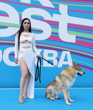 Ивлеева с волком, Волочкова в клетке и другие яркие моменты VK Fest