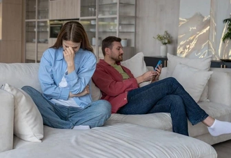 «Муж целыми днями сидит в телефоне, на меня и детей не обращает внимания. Зачем он вообще создавал семью?»