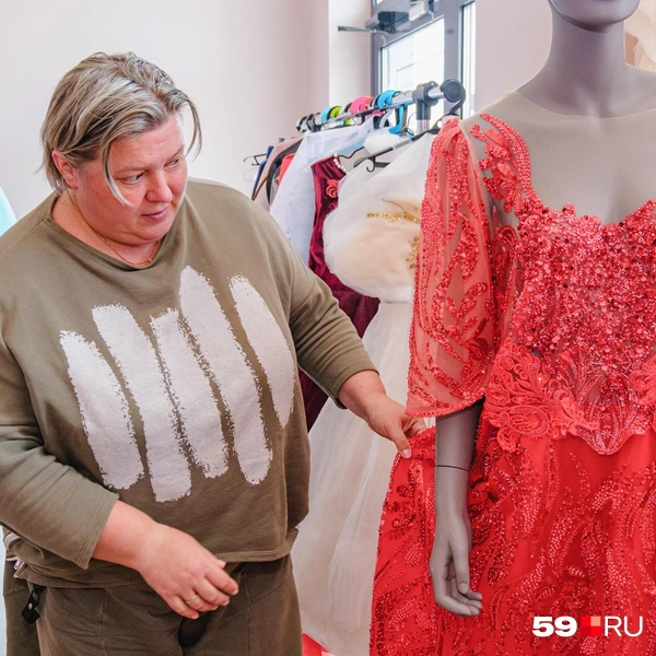 Евгения показывает коллекцию | Источник: Тимофей Калмаков / 59.RU