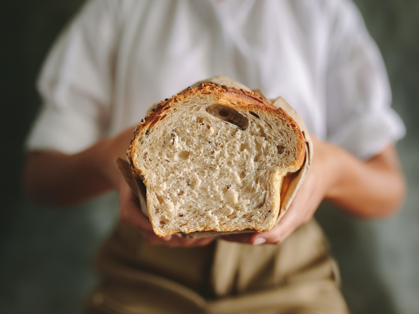 Черствый хлеб. Хлеб в руках. Несвежий хлеб. Хлебопек. Четверо ножниц мягчайший хлеб поезжай