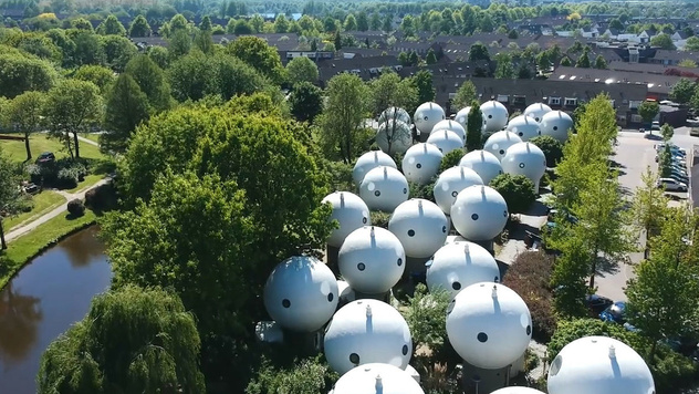 Как выглядят квартиры в самых необычных домах мира — шарах Bolwoningen в Нидерландах