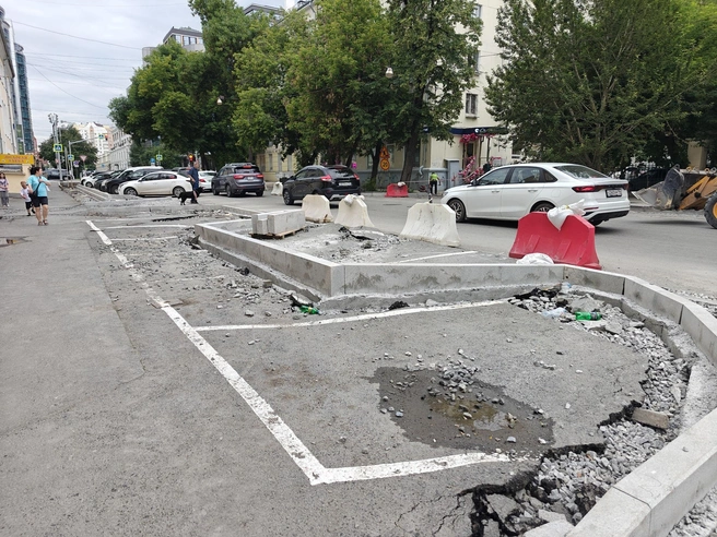 На фотографии заметно расширение тротуара в некоторых местах за счет парковочных мест | Источник: Кирилл Кушнов / E1.RU
