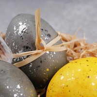 Не только луковой шелухой: как красиво покрасить яйца на Пасху в яркие цвета — лайфхаки