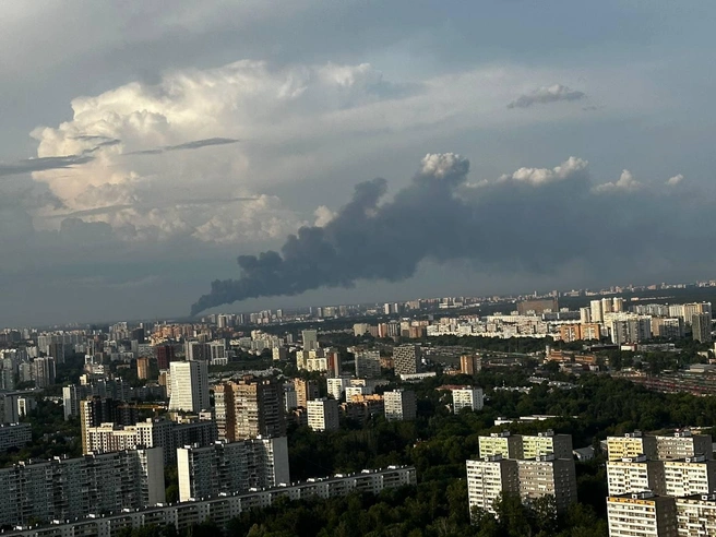 Пылающий склад видно далеко за пределами Пушкино | Источник: Читатель MSK1.RU