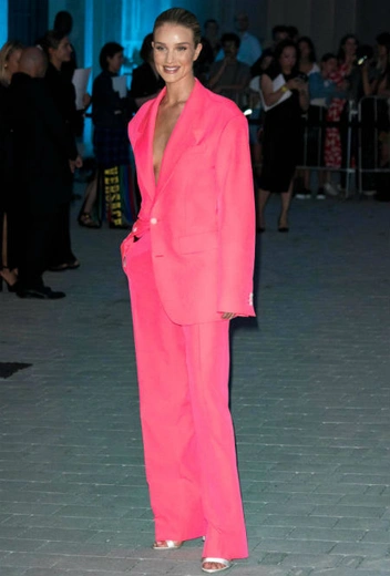 Роузи Хантингтон-Уайтли в Милане, 21 сентября | marieclaire.ru