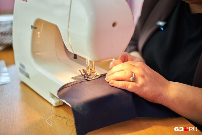 — С ниткой и иголкой подружилась года в три. Бабушка у меня шила, и я с ней. | Источник: Роман Данилкин / 63.RU