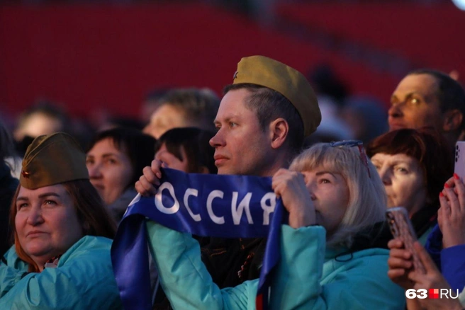 Немало зрителей пришло с военной атрибутикой | Источник: Роман Данилкин / 63.RU